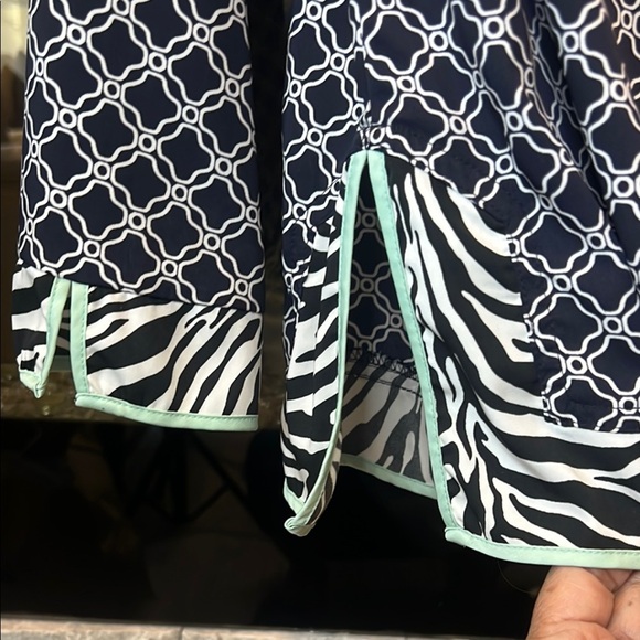 Dana Buchman Dark Navy and White V Neckline Long Sleeve Tunic Blouse size 6 - Picture 8 of 9